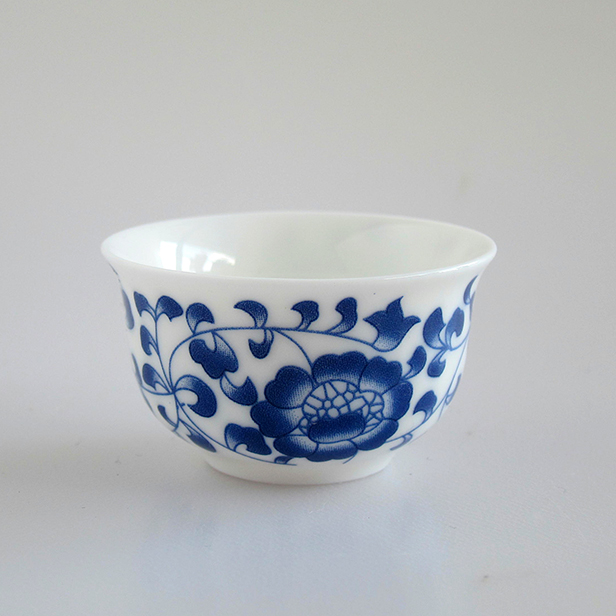 中国茶器【品茗杯・高級青花唐草Ｓ　１個】